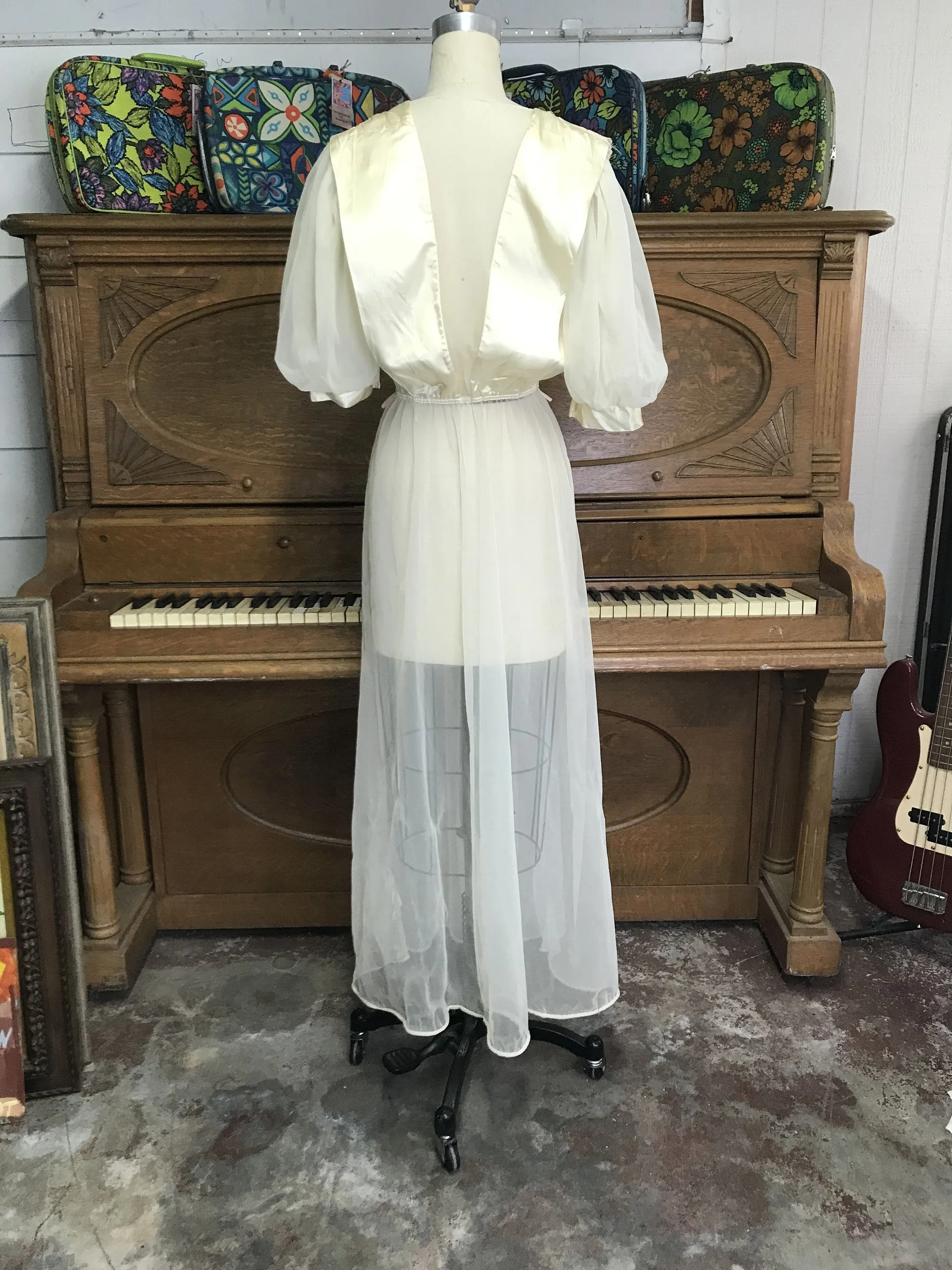 Vintage 1950s/ Cream Sheer/ Nylon Chiffon/ Lace Detail/ Lingerie Negligee Robe/ Size Small/ S